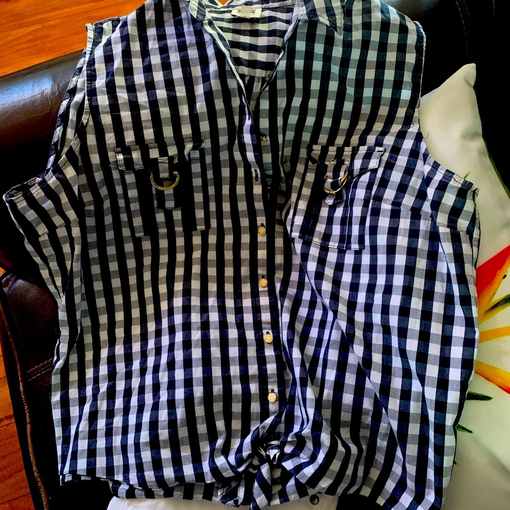 Plaid Sleeveless Annie Klein Button Down shirt w/tie buttom. Navy Blue & White.